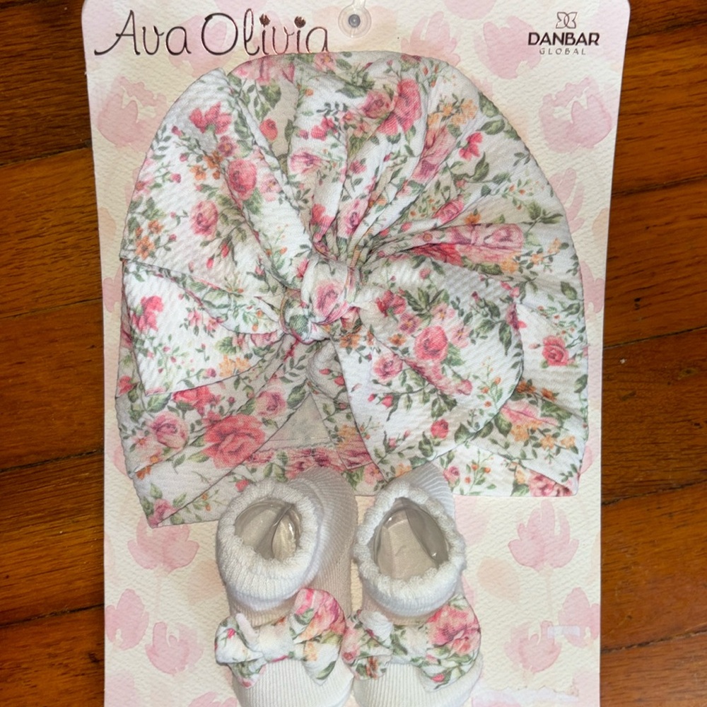 NWB Ava Olivia Danbar Global hat bow white booties with matching bow to hat